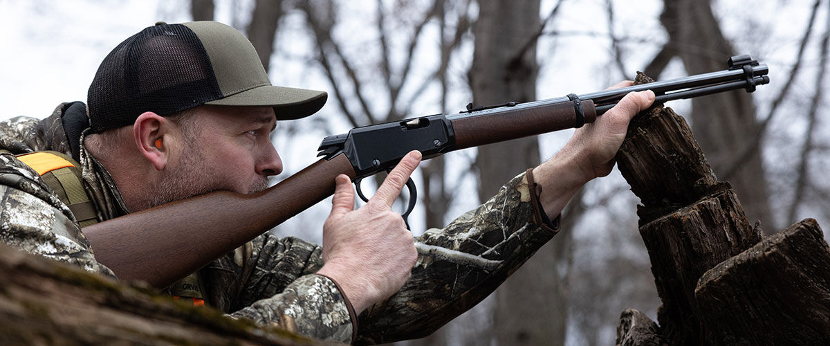 hunting aiming lever action rifle